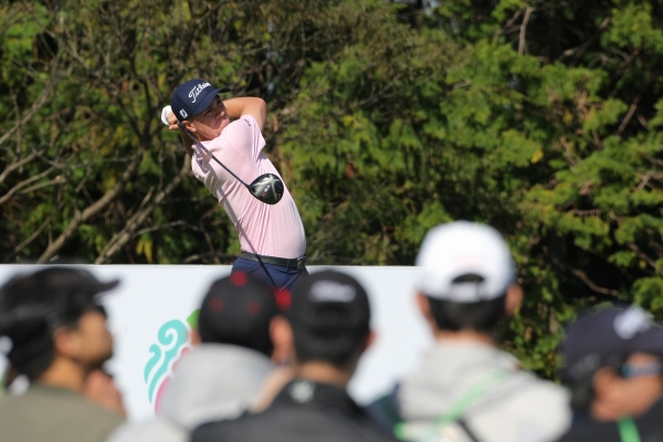 저스틴 토마스가 3번홀에서 티샷을 하고 있다. (사진 제공:JNA GOLF)