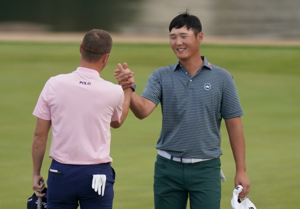 경기를 마치고 저스틴 토마스의 우승을 축하하는 대니 리(사진 제공:JNA GOLF)