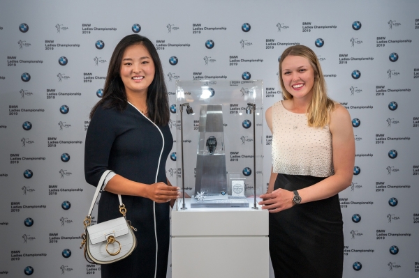 22일 저녁 부산 파라다이스 호텔에서 개최된 BMW 레이디스 챔피언십 2019 갈라디너에 참석한 (왼쪽) 고진영과 (오른쪽) 브룩 헨더슨이 우승 트로피를 사이에 두고 환하게 웃고 있다