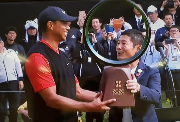 타이거 우즈가 28일 끝난 PGA 투어 '2019 조조 챔피언십'에서 우승, PGA 투어 82승 최다 신기록과 타이 기록을 달성한 뒤 시상식에서 조조 챔피언십 우승 트로피를 받고 있다.(사진 : TV 중계 하면 캡처)