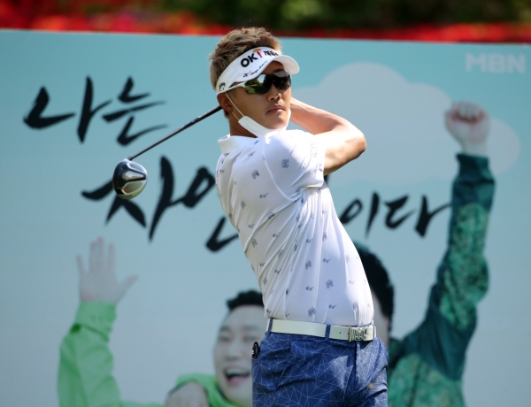 올 시즌 '제38회 GS칼텍스 매경오픈' 챔피언 이태희가 대회 1라운드 16번홀에서 티샷하는 모습