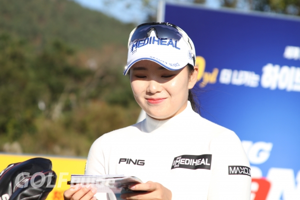 'SK네트웍스 서울경제 1라운드' 이다연 '자꾸 찍으면 부끄러워요'