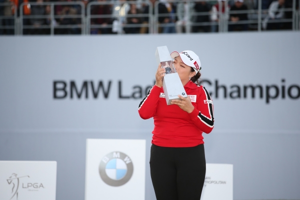 장하나가 지난 달 열린 LPGA 투어 'BMW 챔피언십'에서 우승, 트로피를 들고 기쁨을 감추지 못하고 있다.