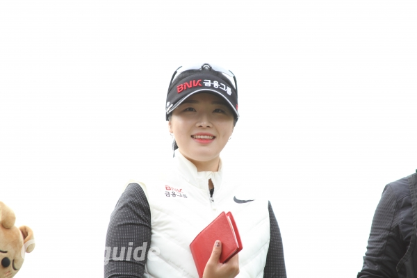 'ADT 캡스 챔피언십 2019' 최종일 김예진 선수가 7번 홀로 진입하며 환하게 웃고 있다.