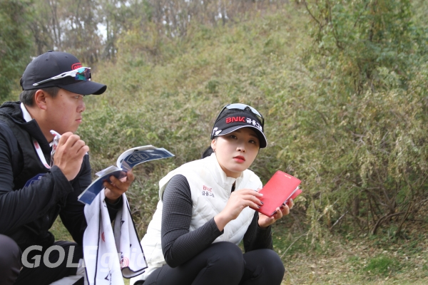 'ADT 캡스 챔피언십 2019' 최종일 캐디와 야드지보고 상의하는 김예진 선수