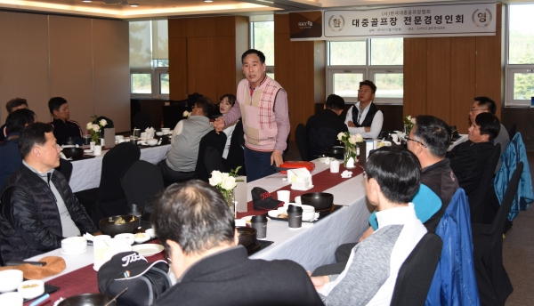 이원태 한국인명구조협회 회장이 AED를 이용한 응급환자 구조법에 대해 강연하고 있다.