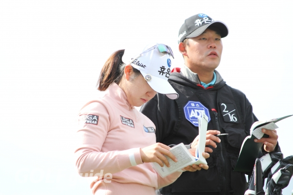'ADT 캡스 챔피언십 2019' 최종일에 캐디와 야드지를 보며 코스전략을 상의하는 이승연 선수의 모습