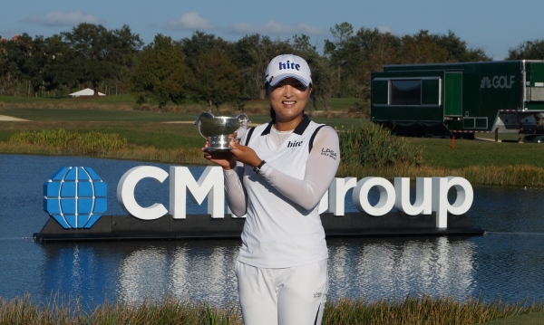 고진영이 트로피를 들고 포즈를 취했다.(사진 제공:LPGA Gabe Roux)
