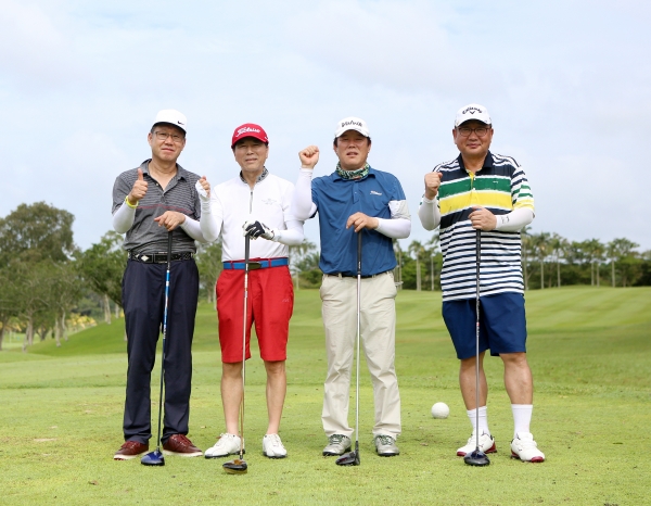 이번 대회 우승과 메달리스트를 차지한 조성훈(왼쪽에서 두 번째), 이훈희(왼쪽에서 세 번째)씨가 김광배(왼쪽에서 첫 번째), 선경권(맨 오른쪽) 씨와 함께 경기를 하던 중 알라만다 코스 10번 째 홀에서 주먹을 쥐고 파이팅을 외치고 있다. 김 씨는 그로스 스코어 78타, 선 씨는 89타를 각각 쳤다.