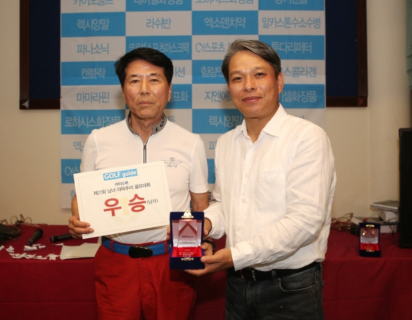 조성훈 씨가 우승 트로피를 들고 시상한 카이도코리아 배우균 사장과 함께 포즈를 취했다.