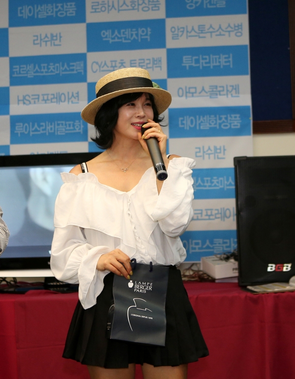 장기자랑대회에서 문윤희 씨가 노래를 부르고 있다.