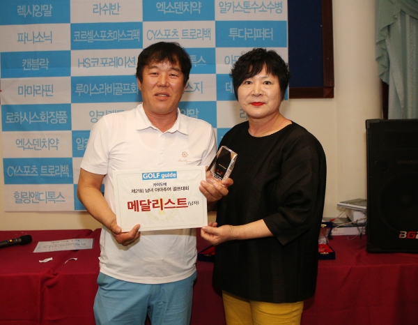 남자 메달리스트 이훈희 씨가 골프가이드 강영자 사장과 함께 포즈를 취했다.