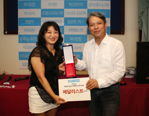 여자 메달리스트 김윤희2 씨가 배우균 사장과 함께 포즈를 취했다.