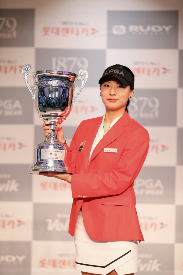 ‘2019 롯데렌터카 WGTOUR 챔피언십 대회’에서 우승자 류아라 선수가 우승컵을 들고 있다.