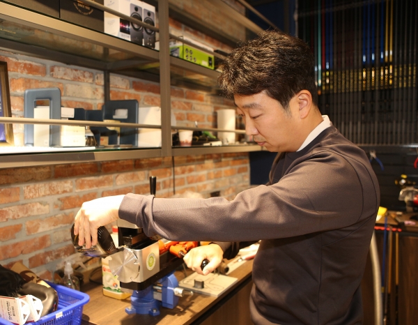서한석 대표가 드라이버 피팅 작업을 하고 있다.