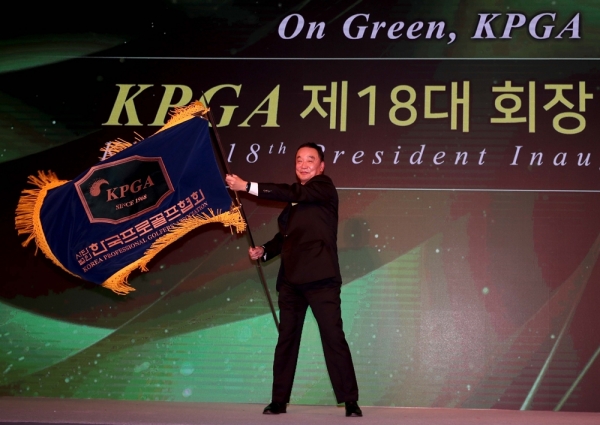 14일 열린 취임식에서 구자철 회장이 협회기를 흔들고 있다.