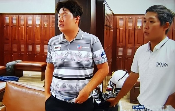 임성재가 먼저 경기를 끝낸 후 뒷 팀의 경기 모습을 로커룸에서 캐디와 함께 지켜보고 있다.