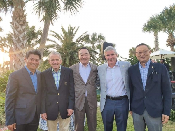 KPGA 최경주 부회장, PGA투어 팀 핀첨 전 커미셔너, 구자철 회장, PGA투어 제이 모나한 커미셔너, KPGA 안정모 이사(좌로부터)