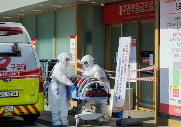 의료진들이 중증 확진환자를 옮기고 있다.