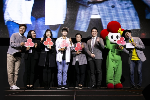 2019년 박성현 팬미팅에서박성현프로와 박성현 팬클럽이 사랑의 열매를 통해 기부금을 전달하고 있다.