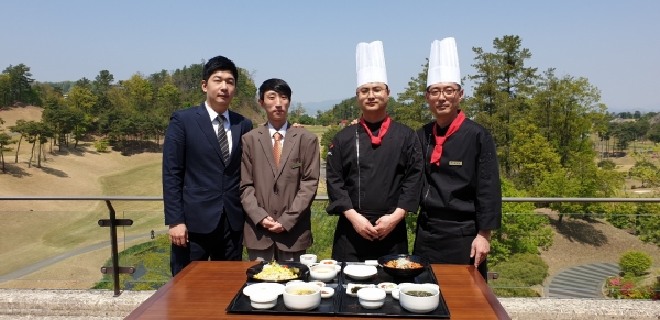 골프존카운티 화랑의 직원과 쉐프들이 반값 식사 메뉴 출시 기념촬영을 하고 있다.