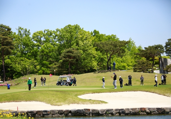 그린 위 선수들이 퍼팅 연습을 하고있다...제42회 KLPGA 챔피언십 공식연습일