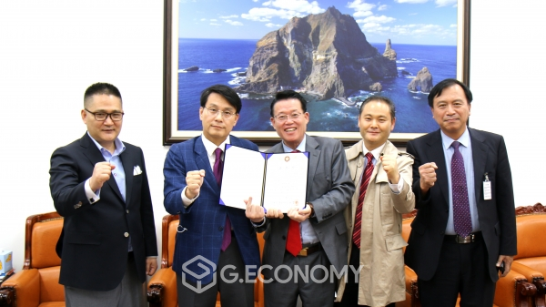 권기식 한중도시우호협회장(사진 가운데)이 윤상현 국회 외교통일위원장(사진 왼쪽에서 두 번째)과 함께 기념포즈를 취하고 있다.