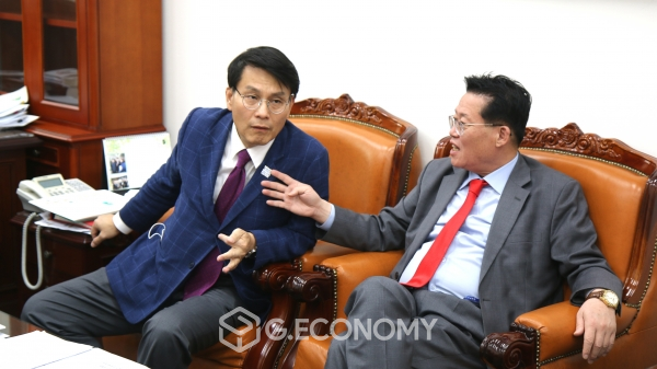 권기식 한중도시우호협회장과 윤상현 국회 외교통일위원장이 표창창 수여식 진행 후 환담을 나누고 있다.