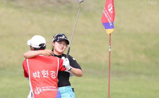 18번 홀에서 파 퍼팅을 성공시켜 우승이 확정되고 난 뒤 박현경이 캐디인 아버지와 우승의 기쁨을 나누고 있다.