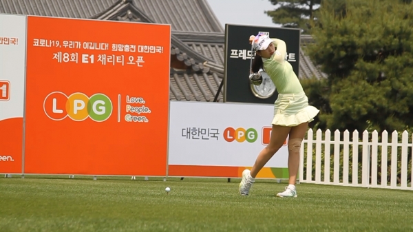 '제8회 E1 채리티 오픈' 1라운드에서 티샷을 날리기 전 몸을 풀고 있는 박현경