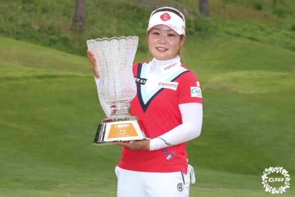이소영이 우승트로피를 들고 포즈를 취하고 있다.(사진 제공: KLPGA)
