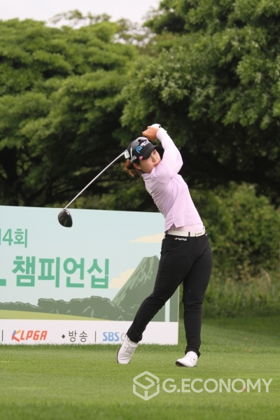 힘차게 드라이버 티샷하는 전예성