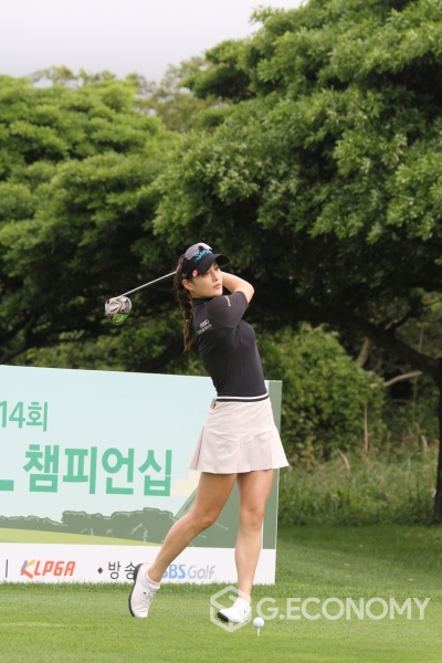 드라이버 스윙하고 볼을 바라보는 박결