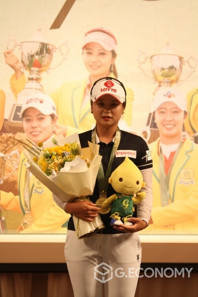 1라운드 8언더파로 1위를 차지한 최혜진