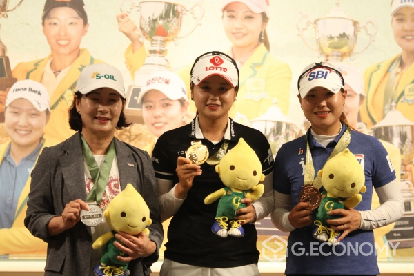S-OIL 챔피언십 대회 1, 2, 3위를 차지한 최혜진, 전우리(대리수여), 이소미가 금, 은, 동메달을 걸고 포즈를 취하고 있다