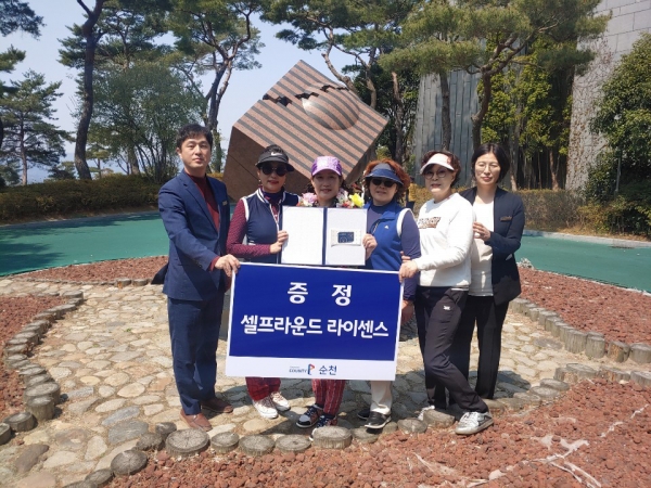골프존카운티 순천이 고객이 원하는 티타임 언제든 캐디 없이 라운드를 즐길 수 있는 ‘셀프 라이선스’ 발급 서비스를 도입했다. 골프존카운티 순천에서 셀프 라이선스 1호 고객이 기념사진을 촬영하고 있다.
