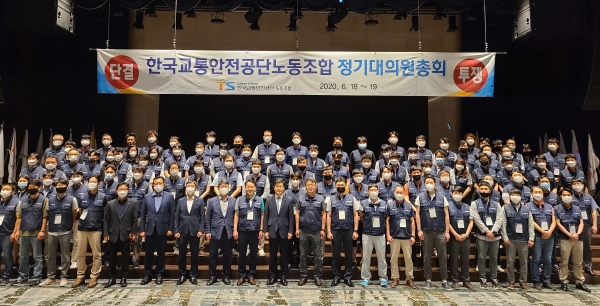 (사진: 왼쪽부터 김영규 수석부위원장, 박원덕 위원장, 김경진 부위원장 대의원들의 열띤 토론에 관청하고 있다)