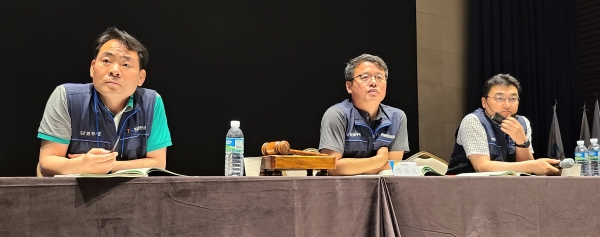 (사진: 왼쪽부터 김영규 수석부위원장, 박원덕 위원장, 김경진 부위원장 대의원들의 열띤 토론에 관청하고 있다)