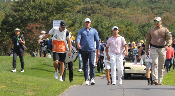 지난해 클럽나인브릿지 제주에서 열린 PGA투어 '더 CJ컵' 대회 1라운드에서 브룩스 켑카와 김시우의 뒤를 수많은 갤러리들이 따르고 있다.