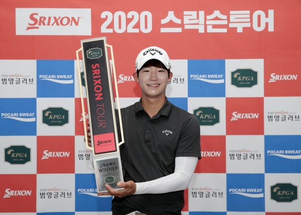스릭슨투어 1회대회에서 프로 데뷔 첫 우승을 차지한 정종렬