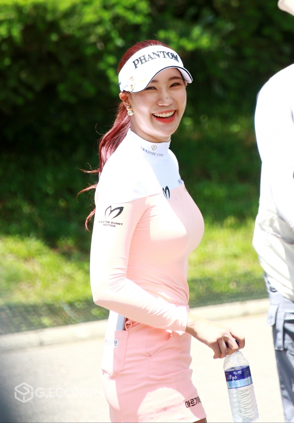 맥콜·용평리조트 오픈 with SBS Golf 공식연습날 유현주 프로가 이동중에 활짝 웃어 보이고 있다