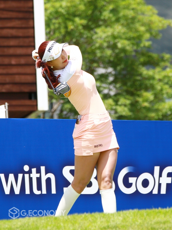유현주 10번홀 티 샷...맥콜·용평리조트 오픈 with SBS Golf 공식연습