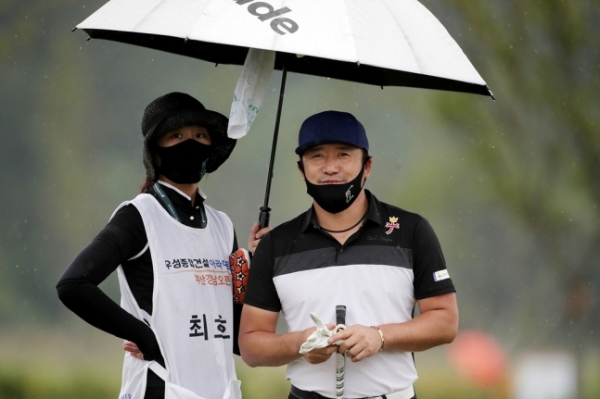 캐디를 맡은 아내 황진아 씨와 최호성 (사진 제공 : KPGA)