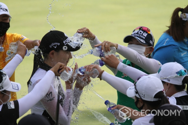 김민선5가 우슨을 하며 동료에게 물세례를 받고 있다. 김민선5는 그동안 고질병이었던 퍼트 불안감을 깨끗이 씻어냈다.