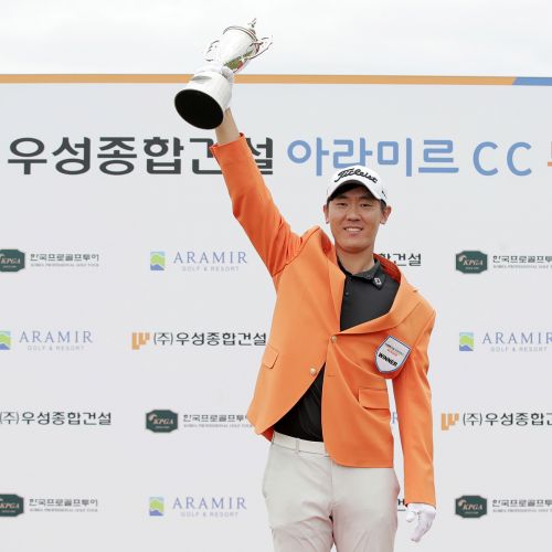 이지훈이 우성종합건설 아라미르CC 부산경남오픈 우승 직후 트로피를 번쩍 들고 환호하고 있다. (사진 제공: KPGA)