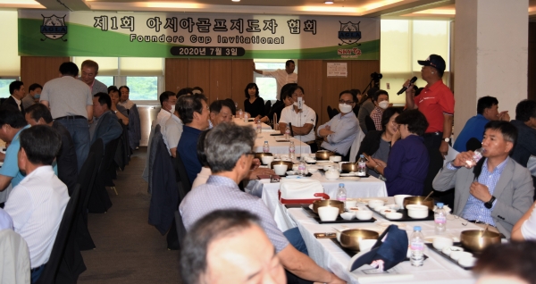 양찬국 회장이 대회 후 시상식에서 인사말을 하고 있다.