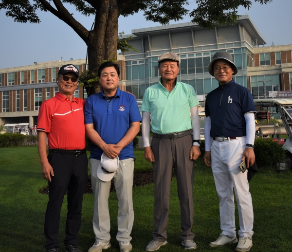 좌로부터 양찬국 회장, 세종대 정경일 교수, 박영민 전 고대 교수, 이철우 인서울27CC 전 대표