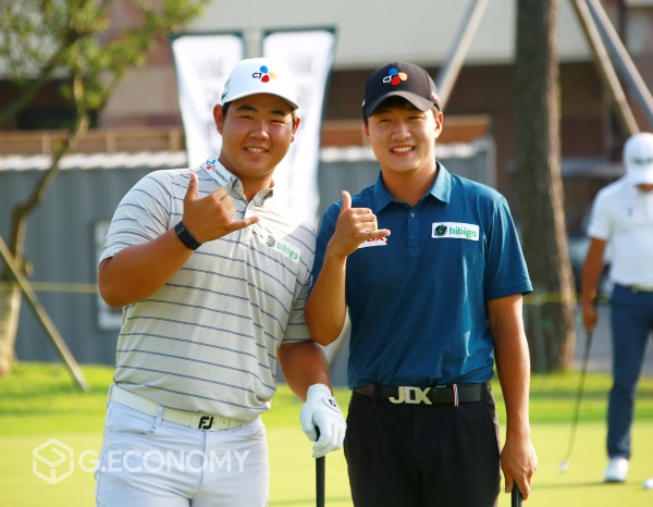 카메라 향해 포즈 취하는...KPGA 오픈 with 솔라고CC 2R 김주형 김민규