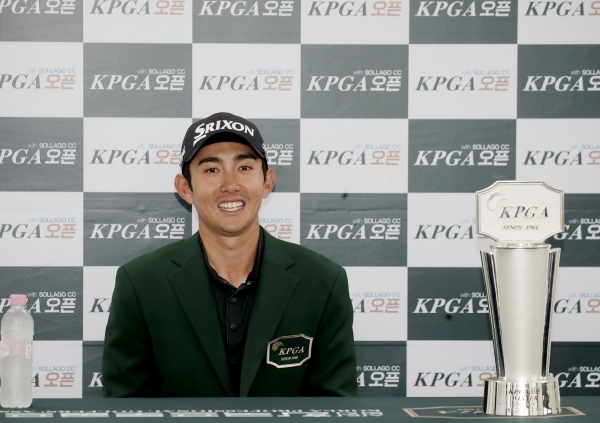 이수민이 우승 후 기자회견을 갖고 있다. (사진 제공:KPGA)