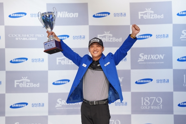 지난 24일(금) 대전 골프존 조이마루 전용 경기장에서 열린 ‘2020 삼성증권 GTOUR 남자대회 3차' 결선 시상식에서 우승자 하기원이 우승 기념 포즈를 취하고 있다.